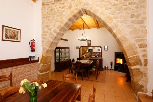 a dining room with an archway and a table at Ca Miquelet - Turistrat in Albocácer