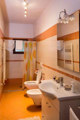 a bathroom with a toilet and a sink at Sunflower in Palaia