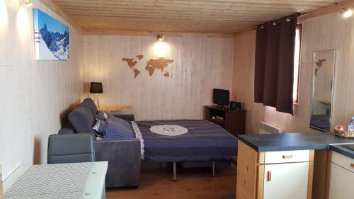 a small room with a bed and a table at Entre Lac Et Montagnes in Bernex