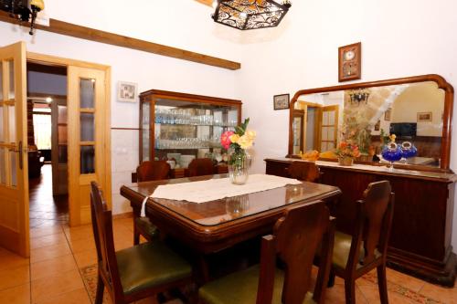 a dining room with a table and a mirror at Ca Miquelet - Turistrat in Albocácer