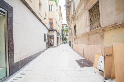 an empty street in an alley with buildings at Italianflat - Palazzo Zeiner in Verona