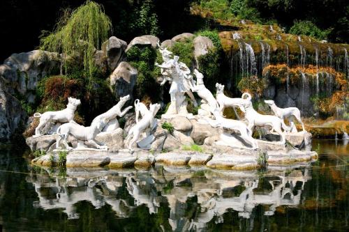 a statue of horses on a rock in the water at Villa Miriam in Gragnano