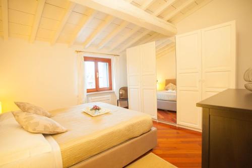 Un dormitorio con una cama con una bandeja de flores. en Italianflat - Palazzo Zeiner, en Verona