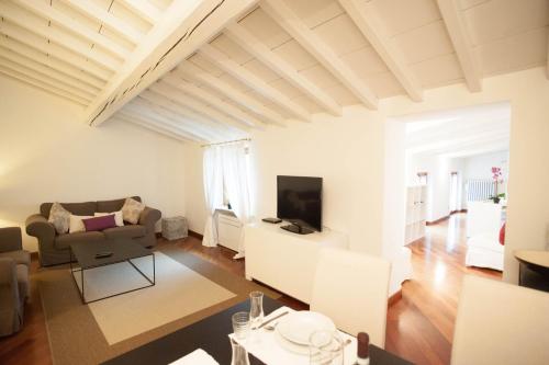 sala de estar con sofá y TV en Italianflat - Palazzo Zeiner, en Verona