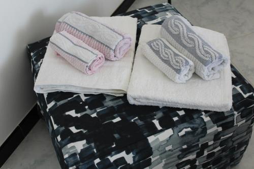 uma pilha de toalhas sentadas em cima de uma cama em casa angela em Castellana Grotte