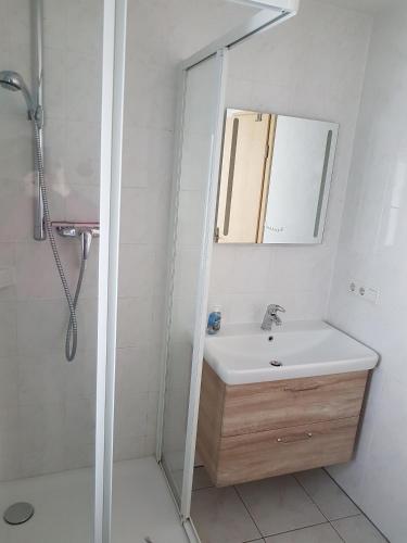 Bilik mandi di Ferienwohnung Bergholz