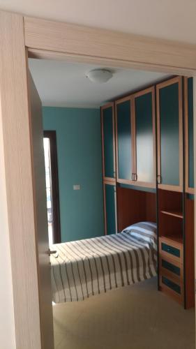 a bedroom with a bed and a cupboard at B&B PARADISE in Villa San Giovanni