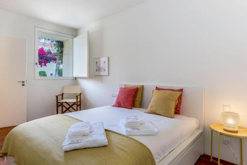 タヴィラにあるConvento das Bernardas Charming - Taviraのベッドルーム1室(ベッド1台、タオル2枚付)