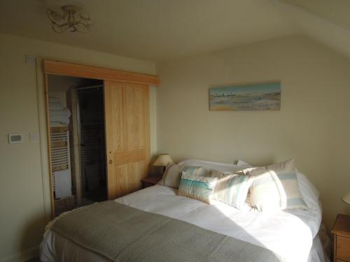 A bed or beds in a room at Seascape 