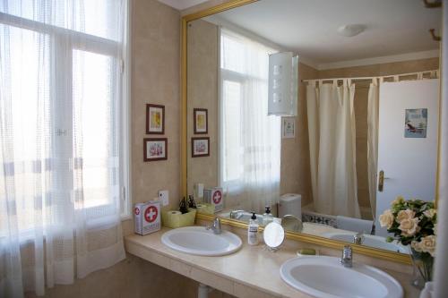 a bathroom with two sinks and a large mirror at Casa Kilig in Santa Cruz de Tenerife