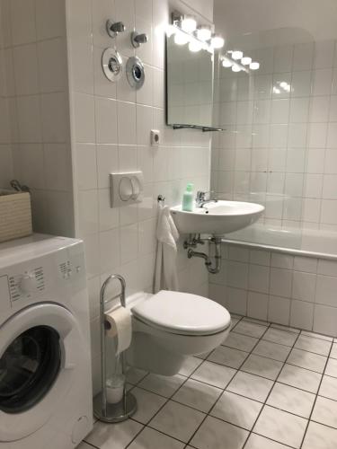 ライプツィヒにあるSweet Dream - Apartment in Zentrum Südのバスルーム(トイレ、洗面台、洗濯機付)