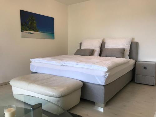 una camera con due letti e un pouf di Sweet Dream - Apartment in Zentrum Süd a Lipsia