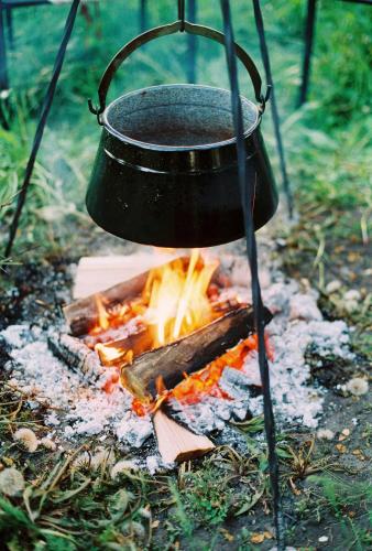 a pot sitting on top of a fire at Willa Reglówka Stylowy dom Pachnący ogród in Wola Krakowiańska