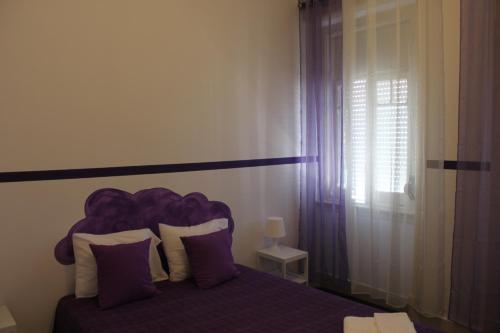 a bed with a purple headboard in a room at Lisboa Sunshine Homes in Lisbon