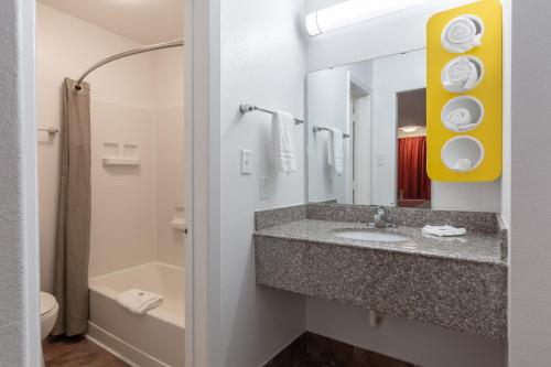 Un baño de Studio 6-Bryan, TX - University Area