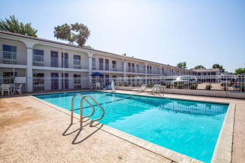 una piscina frente a un edificio en Studio 6-Bryan, TX - University Area, en Bryan