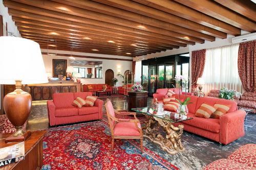 a living room filled with furniture and a couch at Pinewood Hotel Rome in Rome