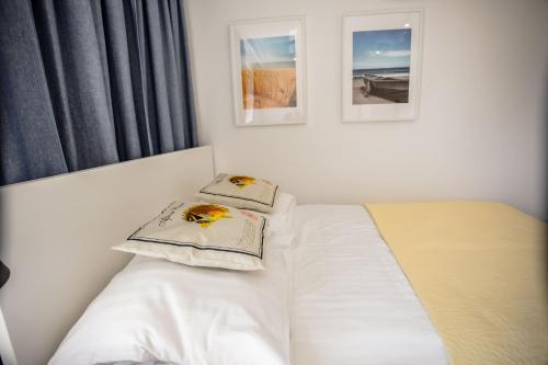 ブワディスワボボにあるWilla Balticanaのベッドルーム1室(白いベッド1台、枕2つ付)
