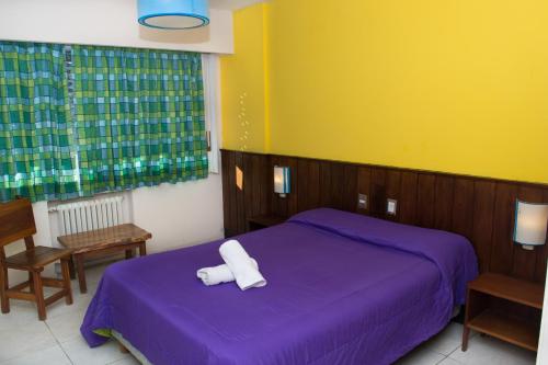 Una cama o camas en una habitación de Marcopolo Inn Hostel Bariloche