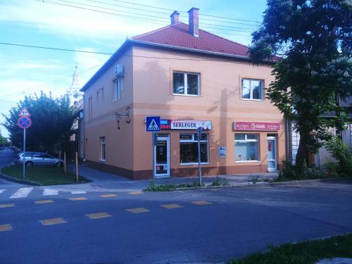 Sarok Apartmanház 6900 Makó, Kálvin u 1 kép - 3