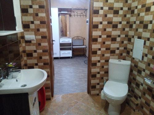 トラスコヴェッツにあるGreen Apartments Bandery 35のトイレと洗面台のあるバスルーム