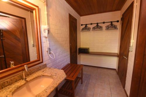 Ванная комната в Porto Preguiças Resort