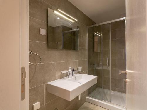 Et badeværelse på Luxury Seaside Apartments