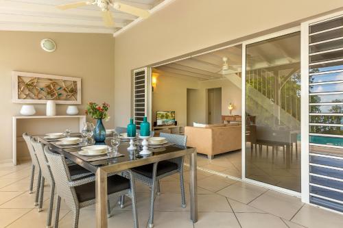a dining room with a table and chairs at Villas Palm in Le Vauclin