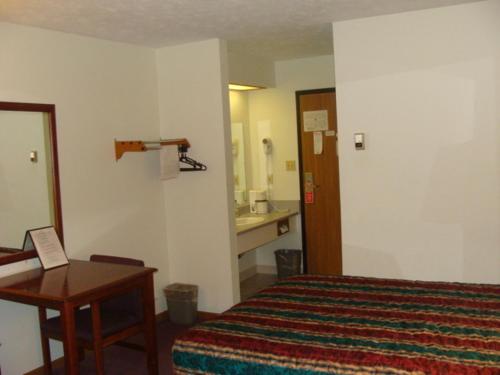 Un pat sau paturi într-o cameră la USA Inns of America