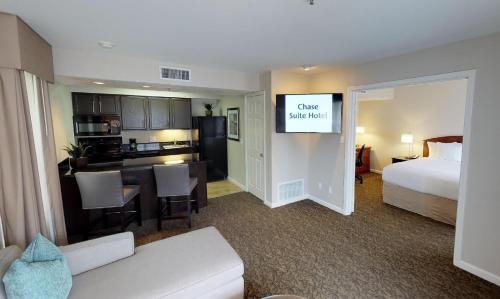 Postel nebo postele na pokoji v ubytování Chase Suites Brea-Fullerton - North Orange County