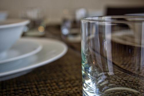 un vaso de agua sentado en una mesa en Chase Suites Brea-Fullerton - North Orange County, en Brea