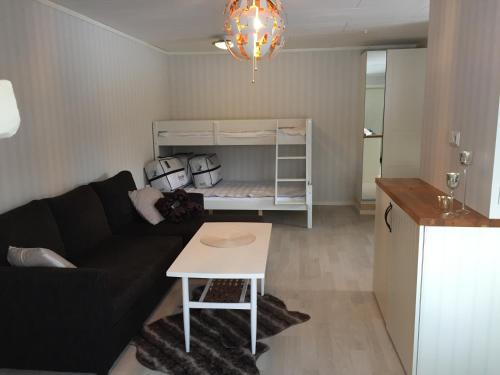 ムーラにあるGamla Landsvägen 3のリビングルーム(ソファ、二段ベッド付)