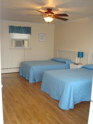 una camera con 2 letti e un ventilatore a soffitto di Sea Drift Motel a Old Orchard Beach