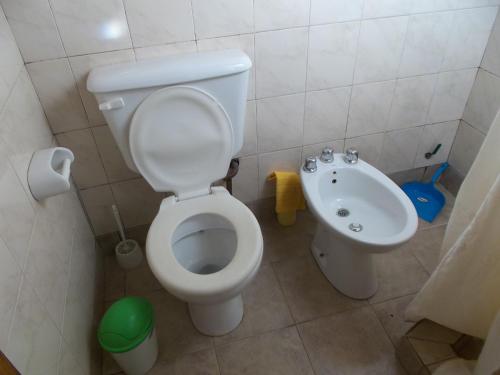 ein kleines Bad mit WC und Waschbecken in der Unterkunft Cabañas Kay Hue in San Carlos de Bariloche