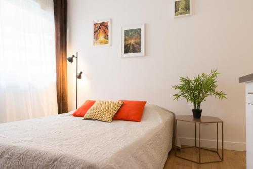 ein Schlafzimmer mit einem Bett mit zwei Kissen darauf in der Unterkunft Studio Sympa Ramblas Centre Toulouse in Toulouse