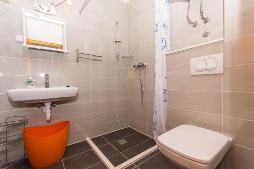 uma casa de banho com um WC e um lavatório em Apartman Maja em Trogir