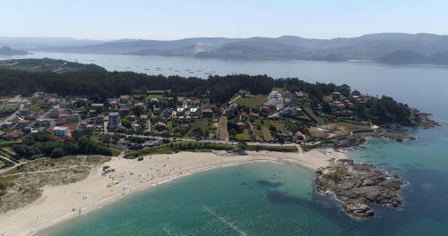 una vista aérea de una pequeña isla en el agua en Hotel Farsund en Sanxenxo