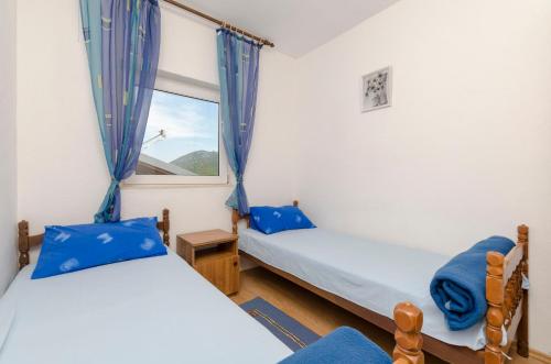 A bed or beds in a room at Apartments Dinko