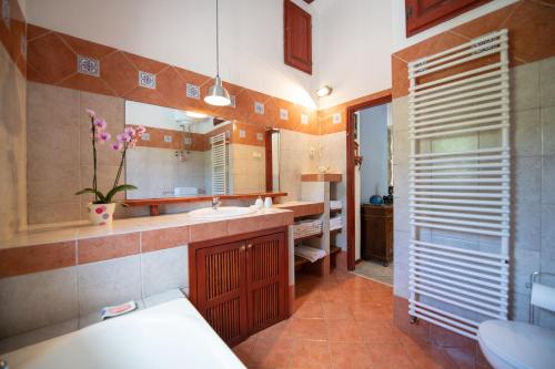 un bagno con lavandino e specchio di Sun&Sea House a Matulji (Mattuglie)