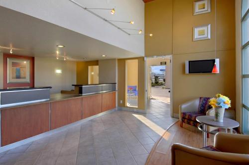 TV a/nebo společenská místnost v ubytování California Inn and Suites, Rancho Cordova
