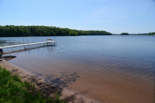un muelle en medio de un gran lago en Lakeside Bills Bay Cabin, en Namekagon