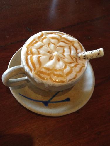 una tazza di caffè su un piatto su un tavolo di Poseidon Resort a Ko Tao