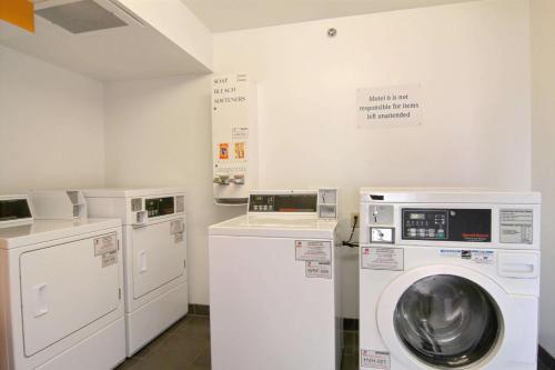 a laundry room with a washer and a washing machine at Willow Lodge Willoughby Cleveland in Willoughby