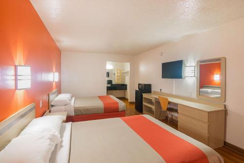 A bed or beds in a room at Motel 6-Lawton, OK