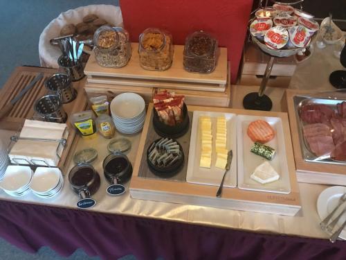 een tafel met verschillende soorten voedsel erop bij Ferienhaus am Schaalsee in Zarrentin