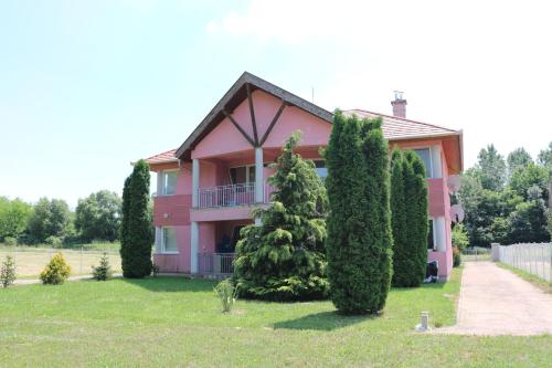 Fotografia z galérie ubytovania Liget Apartmanház v destinácii Kehidakustány