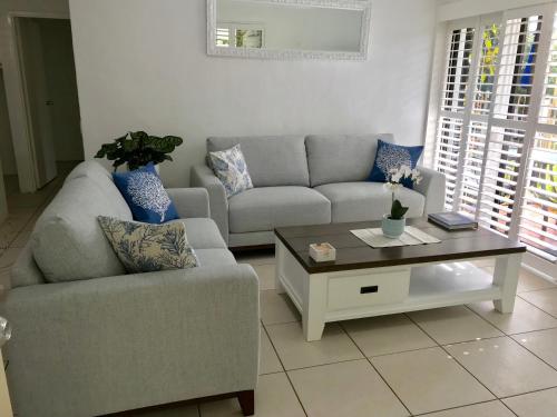 Χώρος καθιστικού στο Noosa Boutique Apartments & Elkhorn Villas
