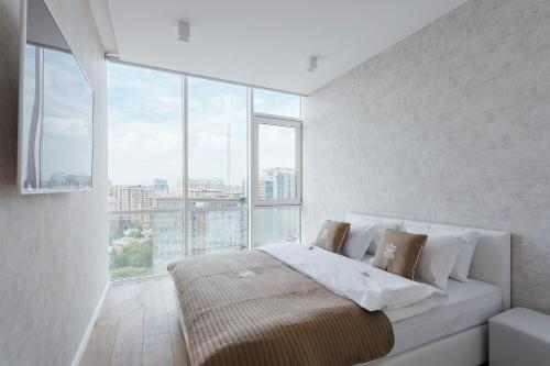 1 dormitorio con 1 cama y ventana grande en Royal Apartment, en Odessa