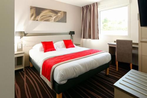 Postel nebo postele na pokoji v ubytování Hôtel AKENA Besançon