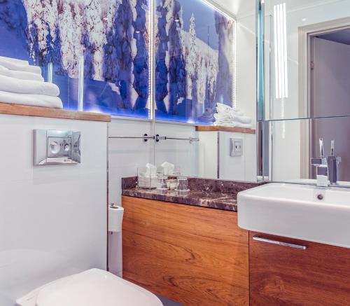 Ett badrum på Arctic City Hotel